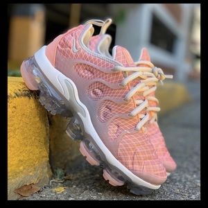 coral vapormax plus